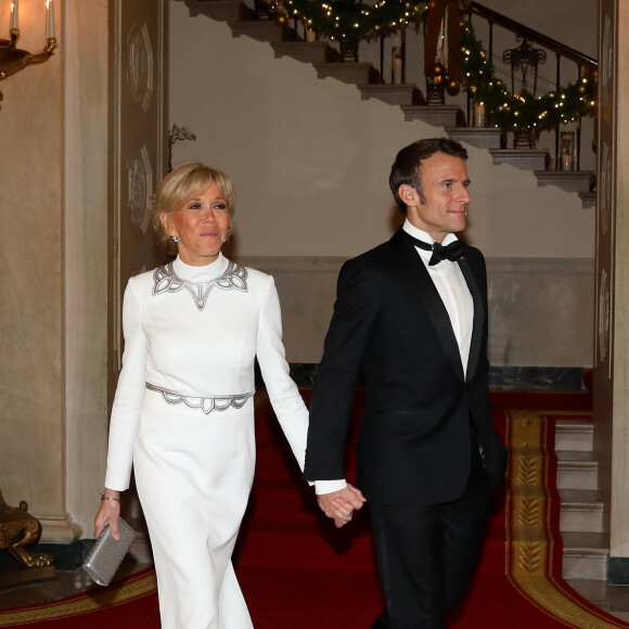 Le président Emmanuel Macron et sa femme Brigitte Macron lors de leur arrivée au dîner d'état à la Maison Blanche offert par le président des Etats-Unis à l'occasion de la visite d'état du président français et de la première dame le 1er décembre 2022. © Dominique Jacovides / Bestimage