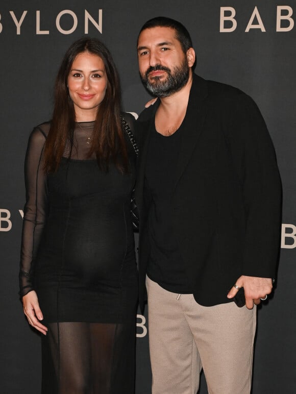 Ibrahim Maalouf et sa femme Hiba Tawaji (enceinte) à la première du film "Babylon" au cinéma Le Grand Rex à Paris, France, le 14 janvier 2023. © Coadic Guirec/Bestimage 
