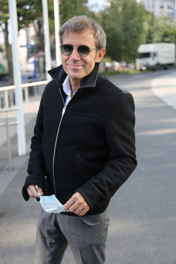 Exclusif - Le journaliste français de 55 ans, David Pujadas, qui officie actuellement sur LCI, arrive devant les studios de Radio France, le 22 septembre 2020 à Paris. © Panoramic / Bestimage.