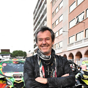 Jean Luc Reichmann, le parrain de la 14ème édition de l'Africa Eco Race, avant le départ du Rallye le 15 octobre 2022, sur le Quai Antoine 1er face au Star's N Bar à Monaco.  © Bruno Bebert/Bestimage