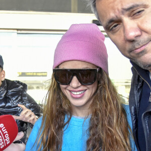 Shakira est de retour à Barcelone après une escapade en Cantabrie pour faire un peu de surf et déconnecter de sa séparation avec G.Piqué . Elle salue des fans à l'aéroport le 5 décembre 2022.