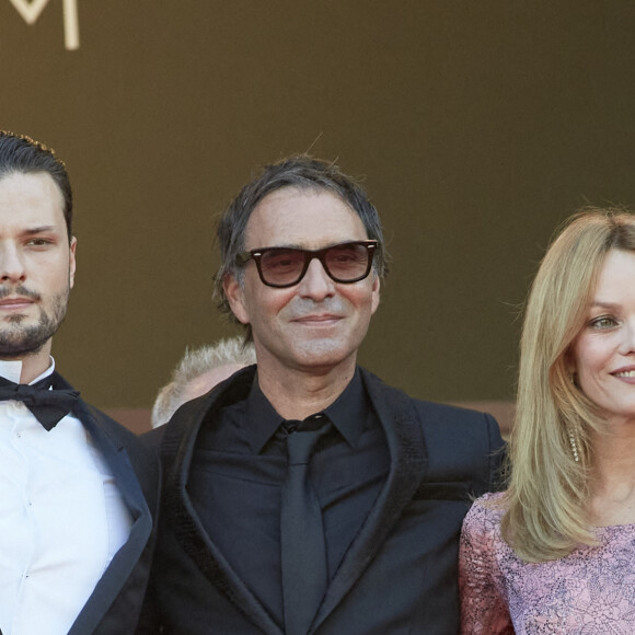 Jules Benchetrit, Samuel Benchetrit, Vanessa Paradis - Montée des marches du film " De son vivant " lors du 74ème Festival International du Film de Cannes. Le 10 juillet 2021 © Borde-Jacovides-Moreau / Bestimage