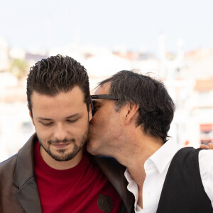 Jules Benchetrit (fils de Samuel Benchetrit et Marie Trintignant), Samuel Benchetrit (réalisateur) au photocall du film Cette musique ne joue pour personne (Cannes première) lors du 74ème festival international du film de Cannes le 10 juillet 2021 © Borde / Jacovides / Moreau / Bestimage