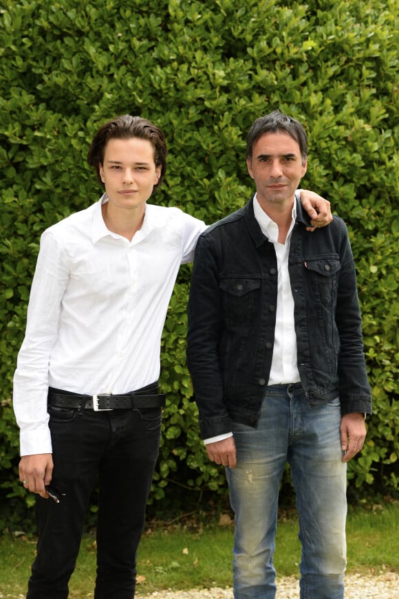 Jules Benchetrit et son père Samuel Benchetrit - Photocall du film "Asphalte" lors du 8ème festival du film francophone d'Angoulême. Le 27 août 2015