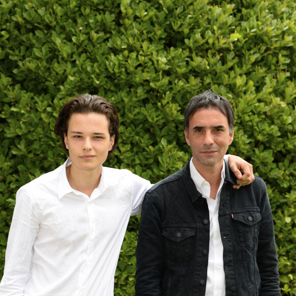 Jules Benchetrit et son père Samuel Benchetrit - Photocall du film "Asphalte" lors du 8ème festival du film francophone d'Angoulême. Le 27 août 2015