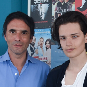 Samuel Benchetrit et son fils Jules Benchetrit (fils de Marie Trintignant) posant lors du 68 ème Festival International du Film de Cannes à Cannes le 18 mai 2015.