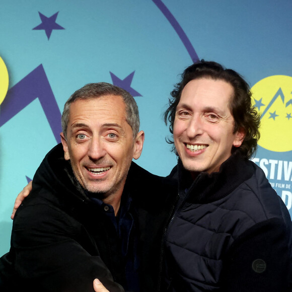 Gad Elmaleh et Stéphane Foenkinos - Cérémonie d'ouverture du 26e Festival international du film de comédie de l'Alpe d'Huez le 16 janvier 2023. © Dominique Jacovides / Bestimage