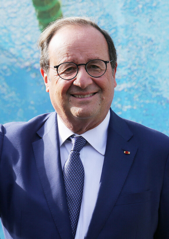 Exclusif - François Hollande - People à la sortie de la Maison de la Radio et de la Musique à Paris le 22 septembre 2022. © Jonathan Rebboah / Panoramic / Bestimage