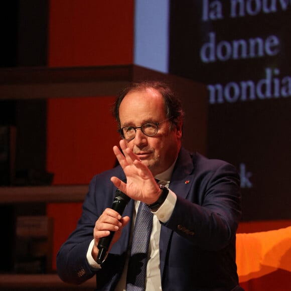 L'ancien président de la République française, François Hollande participe au "Grand Débat" interrogé par le journaliste Philippe Lapousterle, sur son livre "Bouleversements" au palais des congrès d'Arcachon, France, le 26 novembre 2022. © Jean-Marc Lhomer/Bestimage