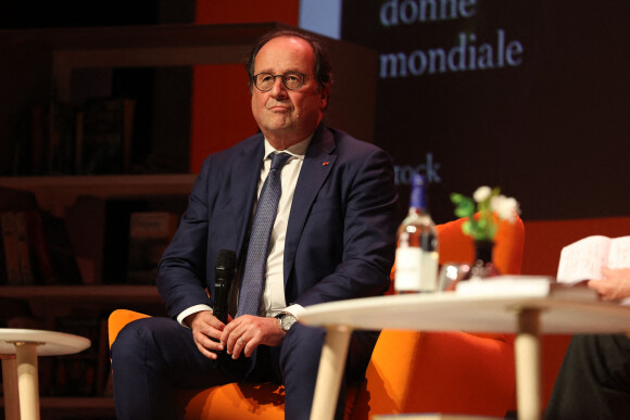 L'ancien président de la République française, François Hollande participe au "Grand Débat" interrogé par le journaliste Philippe Lapousterle, sur son livre "Bouleversements" au palais des congrès d'Arcachon, France, le 26 novembre 2022. © Jean-Marc Lhomer/Bestimage