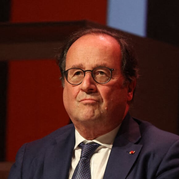 L'ancien président de la République française, François Hollande participe au "Grand Débat" interrogé par le journaliste Philippe Lapousterle, sur son livre "Bouleversements" au palais des congrès d'Arcachon, France, le 26 novembre 2022. © Jean-Marc Lhomer/Bestimage