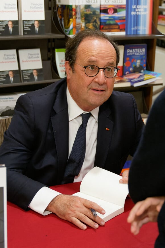 L'ancien président François Hollande en séance dédicace de son livre "Bouleversements" dans une librairie de Nîmes, France, le 2 décembre 2022. © Stéphanie Gouiran/Panoramic/Bestimage