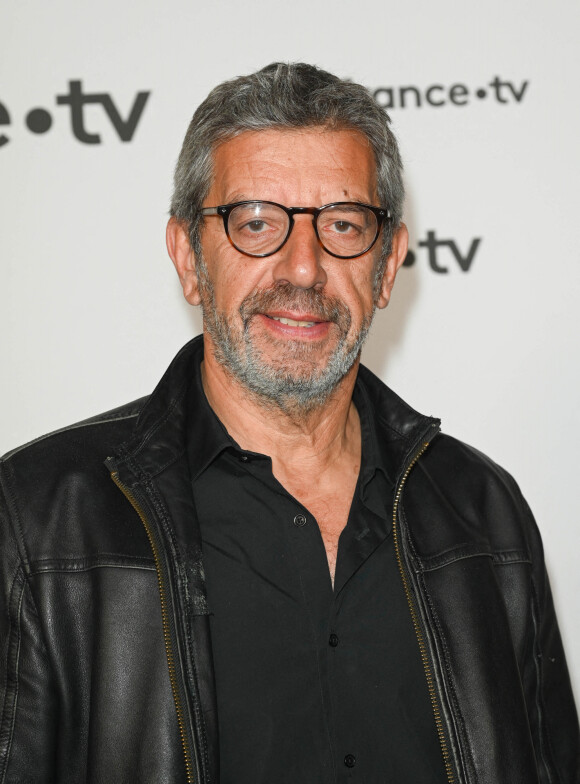 Michel Cymes au photocall pour la conférence de presse de rentrée de France TV à la Grande Halle de la Villette à Paris, France, le 6 juillet 2022. © Coadic Guirec/Bestimage