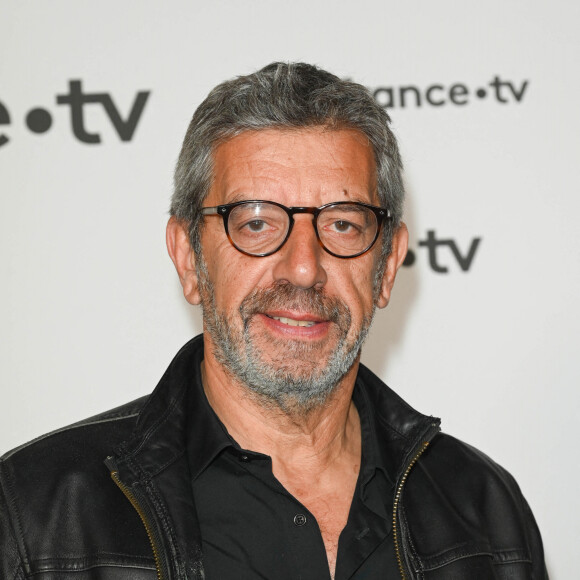 Michel Cymes au photocall pour la conférence de presse de rentrée de France TV à la Grande Halle de la Villette à Paris, France, le 6 juillet 2022. © Coadic Guirec/Bestimage