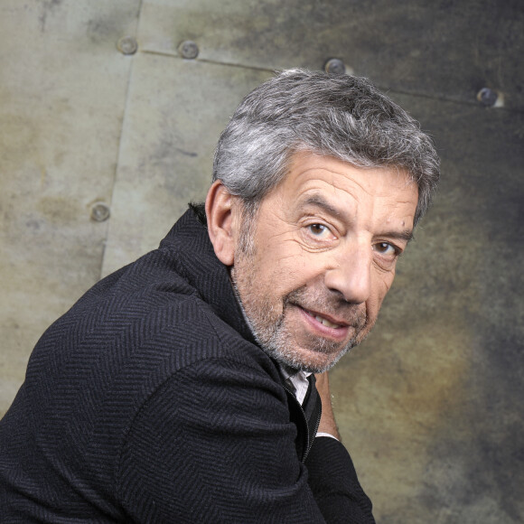 Michel Cymes révèle avoir guéri d'un cancer - Portrait de Michel Cymès lors de l'émission "Chez Jordan" à Paris le 8 avril 2022. © Cédric Perrin / Besetimage