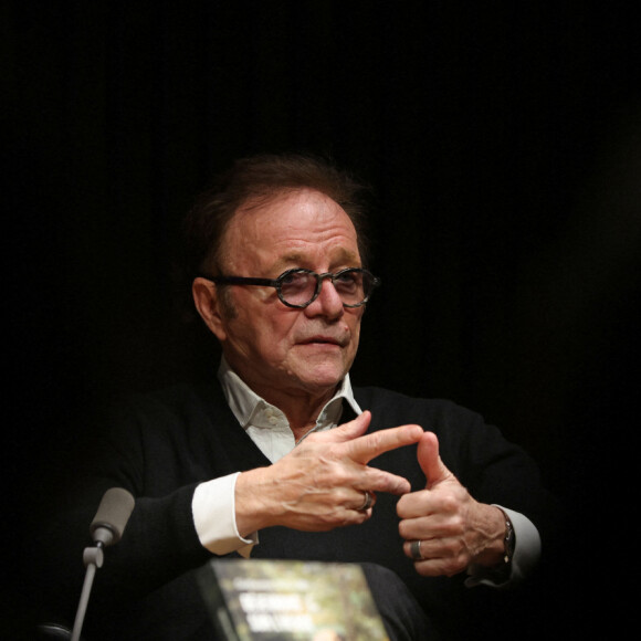 Le journaliste Guillaume Durand à la Station Ausone-Mollat à Bordeaux, France, le 10 janvier 2022, pour la présentation de son livre "Déjeunons sur l'herbe" (Prix Renaudot de l'essai 2022). © Jean-Marc Lhomer/Bestimage