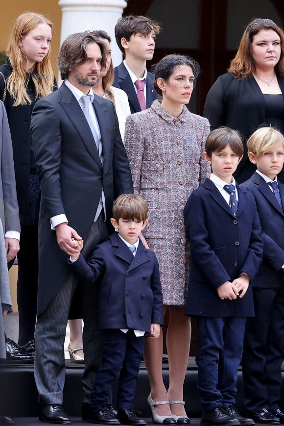 Dimitri Rassam, Balthazar Rassam, Charlotte Casiraghi, Raphaël Elmaleh - La famille princière de Monaco dans la cour du palais lors de la Fête Nationale de la principauté de Monaco le 19 novembre 2022. © Dominique Jacovides / Bruno Bebert / Bestimage