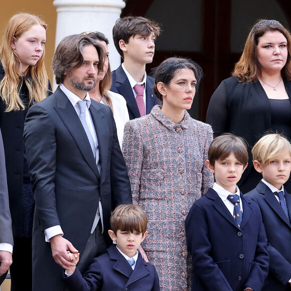 Dimitri Rassam, Balthazar Rassam, Charlotte Casiraghi, Raphaël Elmaleh - La famille princière de Monaco dans la cour du palais lors de la Fête Nationale de la principauté de Monaco le 19 novembre 2022. © Dominique Jacovides / Bruno Bebert / Bestimage