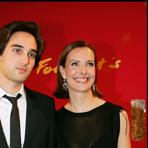 Carole Bouquet et son fils Dimitri Rassam lors du dîner au Fouquet's dans le cadre de la 31e cérémonie des César le 25 février 2006.