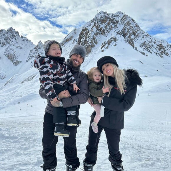 Jessica Thivenin et Thibault Garcia au ski avec leurs enfants Maylone et Leewane