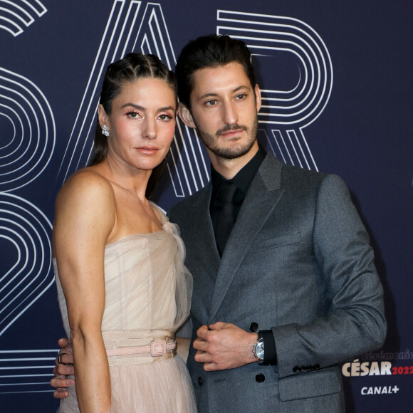 Pierre Niney (habillé en Dior Homme et montre Montblanc) et sa compagne Natasha Andrews (habillée en Dior et bijoux Van Cleef & Arpels) - Photocall de la 47ème édition de la cérémonie des César à l'Olympia à Paris, le 25 février 2022. © Borde-Jacovides/Bestimage 