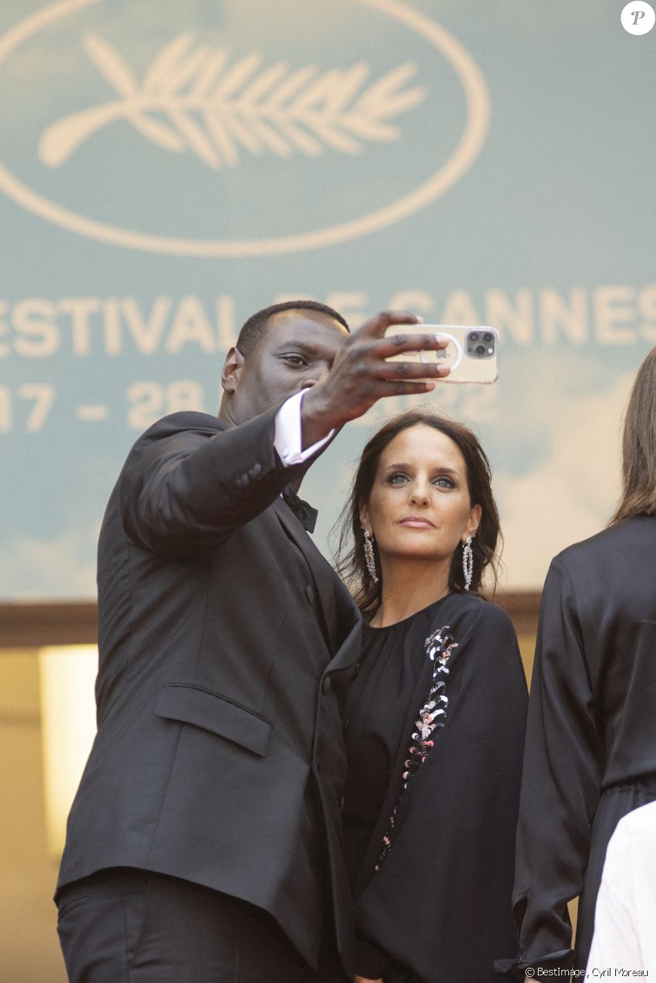 Omar Sy Et Sa Femme Hélène - Montée Des Marches Du Film Top Gun ...