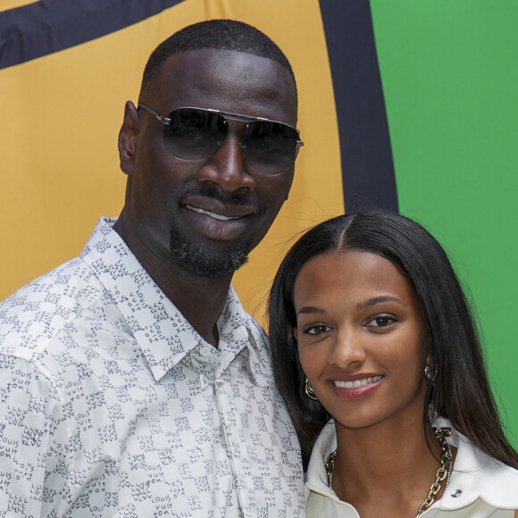 Omar Sy et sa fille Selly lors du défilé de mode Homme printemps-été 2023 Louis Vuitton dans la cour Carrée du Louvre à Paris, France. © Olivier Borde / Bestimage 