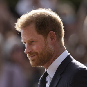 Le prince Harry, duc de Sussex à la rencontre de la foule devant le château de Windsor, suite au décès de la reine Elisabeth II d'Angleterre. Le 10 septembre 2022 