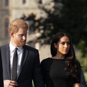 La princesse de Galles Kate Catherine Middleton, le prince de Galles William et le prince Harry, duc de Sussex et Meghan Markle, duchesse de Sussex à la rencontre de la foule devant le château de Windsor, suite au décès de la reine Elisabeth II d'Angleterre. Le 10 septembre 2022 