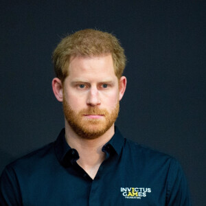 Le prince Harry se déplace à La Haye quelques jours après la naissance de son premier enfant Archie pour une conférence pour la prochaine compétition Invictus Games qui se déroulera aux Pays-Bas. Il a été reçu par la princesse Margriet des Pays-Bas. Invictus Games est une compétition multisports pour les soldats et vétérans de guerre blessés et handicapés, s'inspirant des jeux paralympiques, ils tirent leur nom du poème Invictus de William Ernest Henley ; le slogan, I AM, renvoie d'ailleurs aux deux derniers vers du poème. La Haye, le 9 mai 2019. 