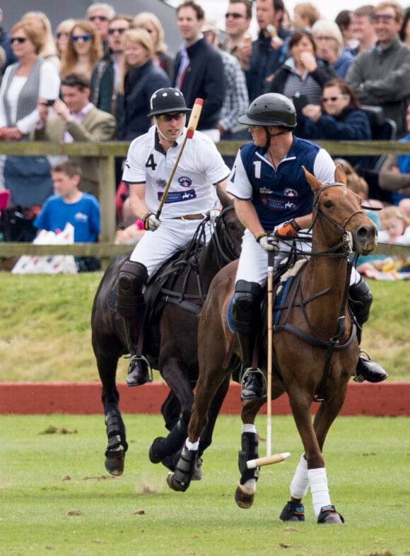 Le prince William, duc de Cambridge et le prince Harry - La famille Royale d'Angleterre assiste à un match de polo au Beaufort Polo club de Tetbury le 14 juin 2015. 