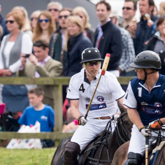 Le prince William, duc de Cambridge et le prince Harry - La famille Royale d'Angleterre assiste à un match de polo au Beaufort Polo club de Tetbury le 14 juin 2015. 