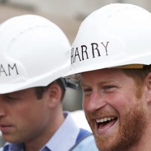 Le prince William et le prince Harry visitent un chantier de rénovation d'appartements à Manchester. Le 23 septembre 2015 