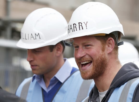 Le prince William et le prince Harry visitent un chantier de rénovation d'appartements à Manchester. Le 23 septembre 2015 