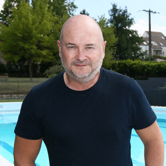 Exclusif - Prix Spécial - Sébastien Cauet pose au bord de la piscine municipale - L'animateur radio de NRJ, Sébastien Cauet retourne à Marle (Aisne), sa ville natale, et inaugure la piscine municipale qui porte son nom. Cette journée "Cauet made in Marle" était l'occasion pour le comité des fêtes et l'animateur d'inaugurer le 1er salon international des jeux de café. © Claude Dubourg/Bestimage