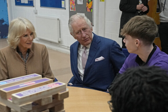 Le roi Charles III d'Angleterre et Camilla Parker Bowles, reine consort d'Angleterre, lors d'une visite au centre communautaire de Norbrook à Wythenshawe, Royaume Uni, le 20 janvier 2023, dans le cadre de leur visite au Grand Manchester. 