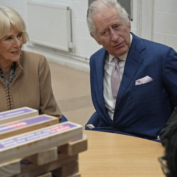 Le roi Charles III d'Angleterre et Camilla Parker Bowles, reine consort d'Angleterre, lors d'une visite au centre communautaire de Norbrook à Wythenshawe, Royaume Uni, le 20 janvier 2023, dans le cadre de leur visite au Grand Manchester. 