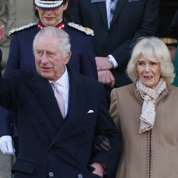 Le roi Charles III d'Angleterre en compagnie de Camilla Parker Bowles, reine consort d'Angleterre, est accueilli à sa descente du train royal à son arrivée à la gare Victoria Station à Manchester, le 20 janvier 2023. 