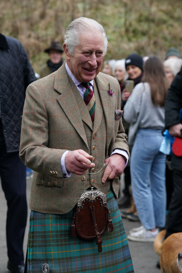 Le roi Charles III d'Angleterre lors de sa visite au centre social Aboyne et Mid Deeside Community Shed à Aboyne, Aberdeenshire, Ecosse, Royaume Uni, le 12 janvier 2023, pour rencontrer des groupes locaux de soutien aux difficultés et visiter de nouvelles installations. 