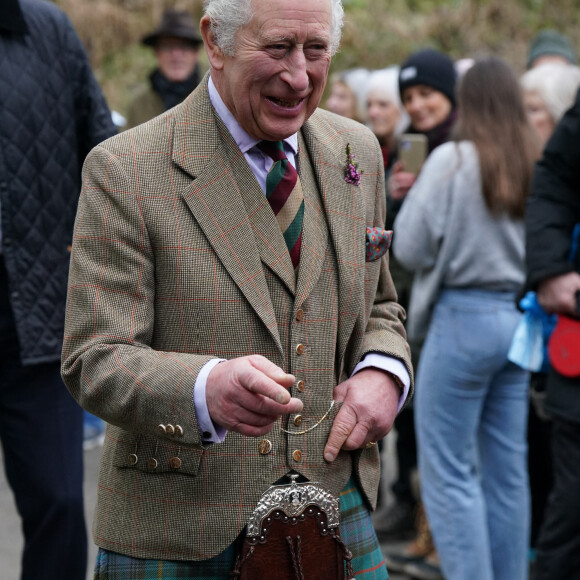 Le roi Charles III d'Angleterre lors de sa visite au centre social Aboyne et Mid Deeside Community Shed à Aboyne, Aberdeenshire, Ecosse, Royaume Uni, le 12 janvier 2023, pour rencontrer des groupes locaux de soutien aux difficultés et visiter de nouvelles installations. 
