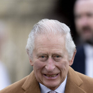 Le roi Charles III à la sortie du service dominical à l'église St Lawrence à Norfolk, le 8 janvier 2023. 