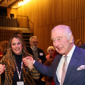 Le roi Charles III d'Angleterre, visite le centre social "JW3 Jewish community centre" où la communauté s'apprête à célébrer la fête Hanoucca (18 - 26 décembre 2022). Londres. Le 16 décembre 2022. 