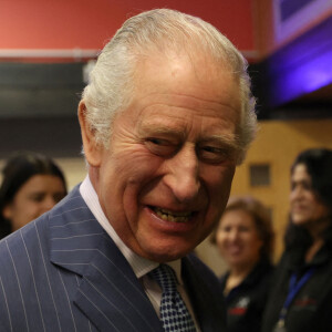 Le roi Charles III d'Angleterre et Camilla Parker Bowles, reine consort d'Angleterre, visitent la banque alimentaire "London's Community Kitchen" à Harrow dans la banlieue de Londres. A cette occasion, le couple royal a rencontré des étudiants et des bénévoles et a visité les installations, y compris le marché des surplus alimentaires, l'école de cuisine et le Kind Cafe. 