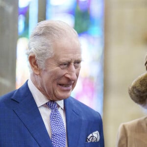 Le roi Charles III d'Angleterre et Camilla Parker Bowles, reine consort d'Angleterre, assisteent à une célébration à l'église St Giles pour marquer que Wrexham devient une ville, Royaume Uni, le 9 décembre 2022. 