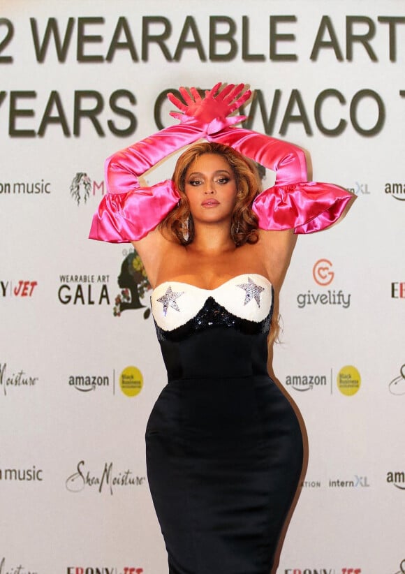 La chanteuse Beyoncé annonce sa tournée mondiale "Renaissance" lors d'une vente caritative.