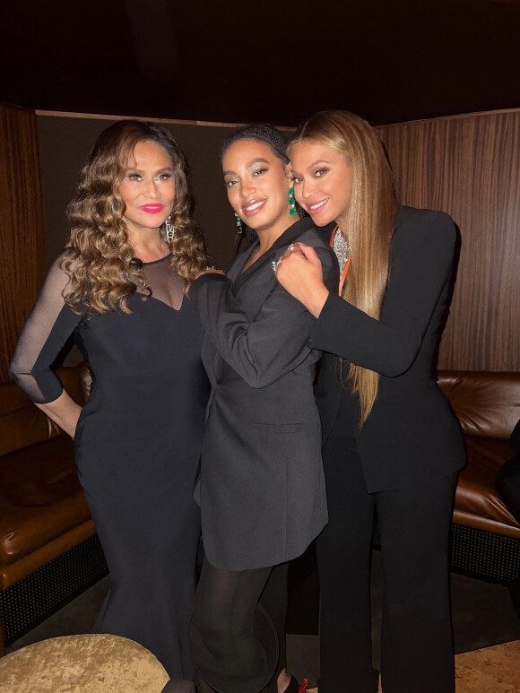 Tina Knowles et Beyoncé Knowles célèbrent le succès, respectivement de sa fille et de sa soeur Solange au New York City Ballet, dont elle est la première Afro-américaine à signer la musique d'un spectacle. Le 29 septembre 2022. 