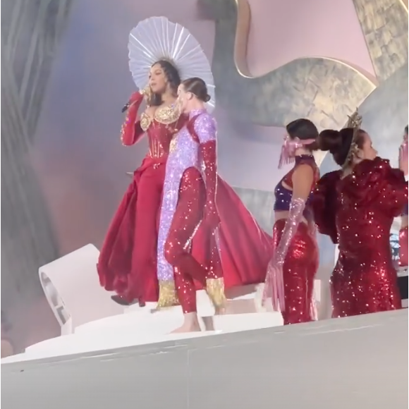 Sur Instagram, Nabilla dévoilé des images exclusives du show dans sa story.