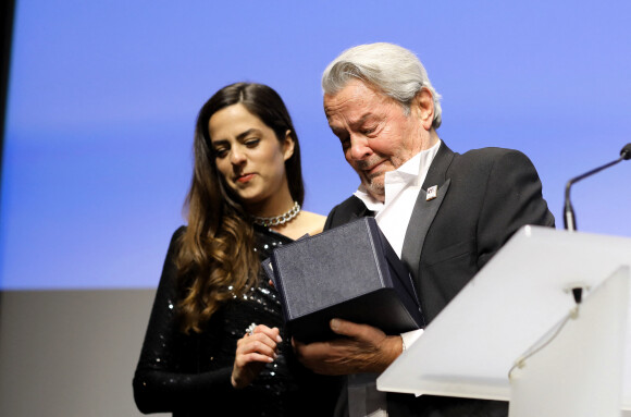 Alain Delon (avec un badge Paris Match d'une ancienne couverture du magazine titrant "Alain Delon, mes deux amours, Rosalie et Anouchka) et sa fille Anouchka (Robe Elie Saab) - Remise de la Palme d'Honneur à Alain Delon lors du 72ème Festival International du Film de Cannes. On may 19th 2019 © Jacovides-Moreau / Bestimage 