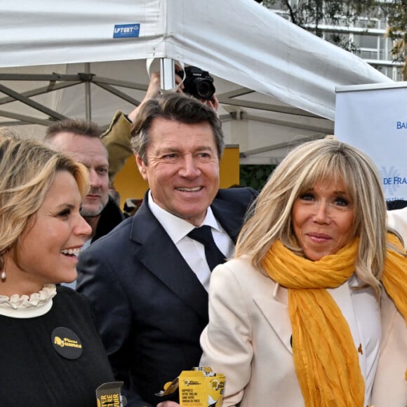 Le maire de Nice, Christian Estrosi et sa femme Laura Tenoudji, la Première dame française, Brigitte Macron (présidente de la Fondation Hôpitaux de Paris-Hôpitaux de France) et le sélectionneur de l'équipe de France de football, Didier Deschamps (parrain de l'opération Pièces Jaunes) - Lancement de l'édition 2023 de l'opération de collecte de fonds "Pièces Jaunes", destinée à améliorer la vie des enfants hospitalisés, au Jardin Albert 1er, à Nice, France, le 11 janvier 2023. © Bruno Bebert/Bestimage