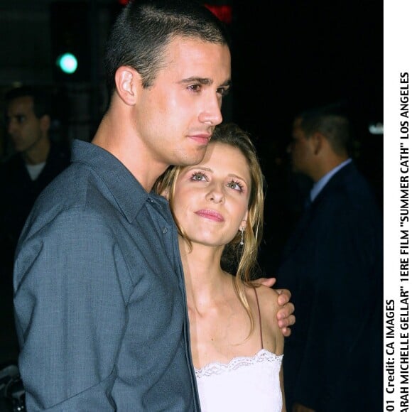 Freddie Prinze Jr et Sarah Michelle Gellar à la première du film Summer Cath à Los Angeles le 23 août 2001.